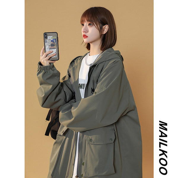 Női alkalmi kabát kapucnival és nagy zsebbel