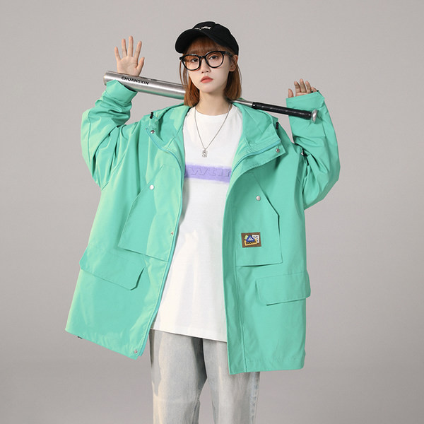 Női széles kabát cipzárral és zsebbel