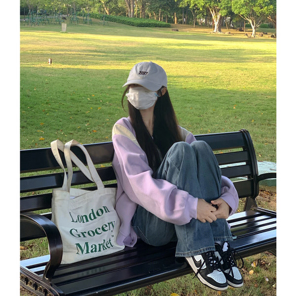 Alkalmi női kabát zsebbel és gombokkal