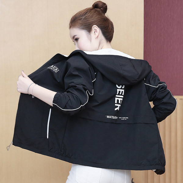 Дамско есенно яке с качулка - късо