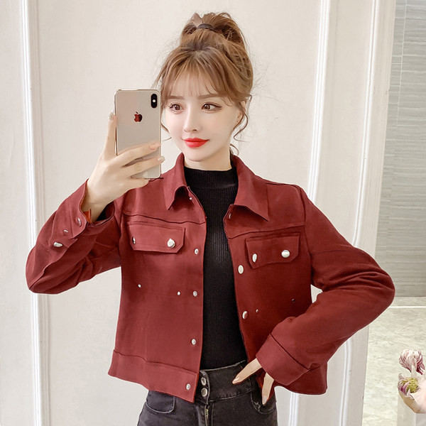 Női őszi kabát - rövid, gombos modell