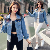 Női farmerdzseki dekoratív hímzéssel