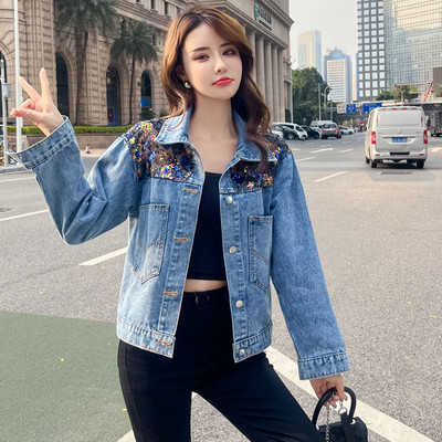 Női farmerdzseki dekoratív hímzéssel