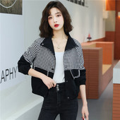 Női rövid kabát gombokkal és zsebbel