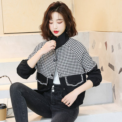 Női rövid kabát gombokkal és zsebbel