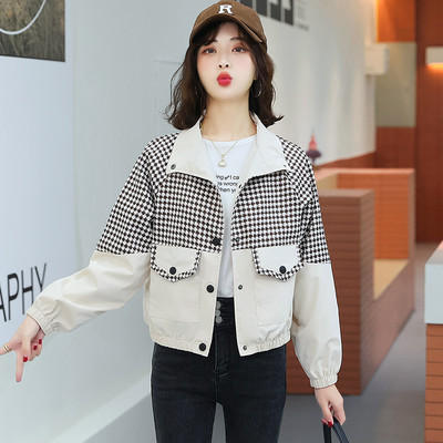 Női rövid kabát gombokkal és zsebbel