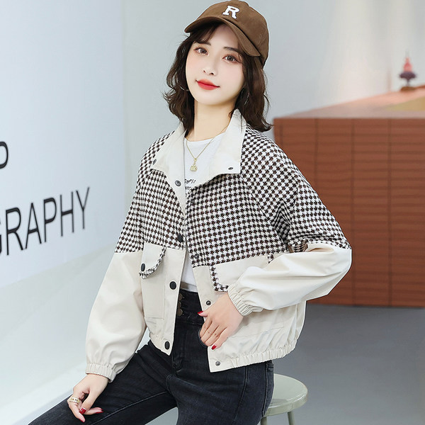 Női rövid kabát gombokkal és zsebbel