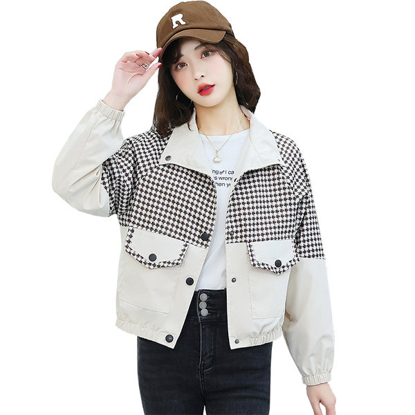 Női rövid kabát gombokkal és zsebbel