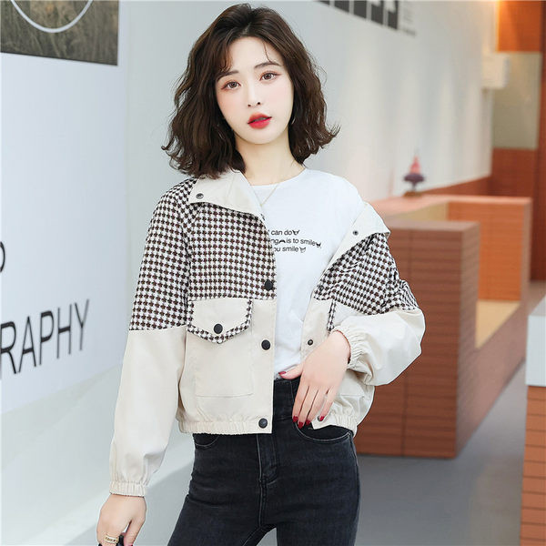 Női rövid kabát gombokkal és zsebbel