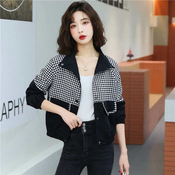 Női rövid kabát gombokkal és zsebbel