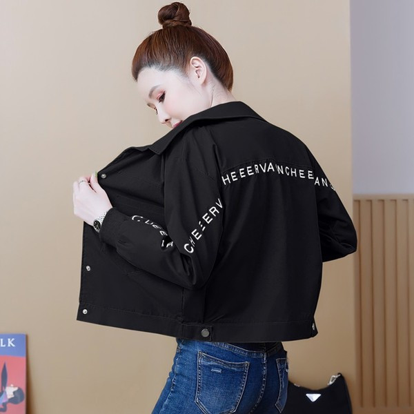 Női rövid őszi kabát felirattal