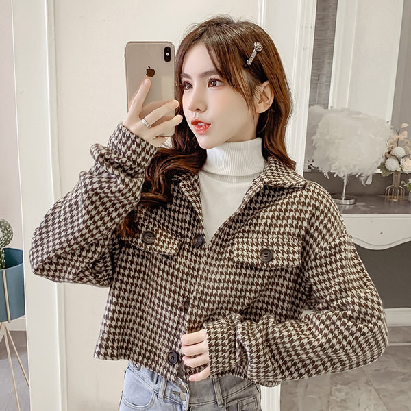 Alkalmi női rövid, gombos kabát