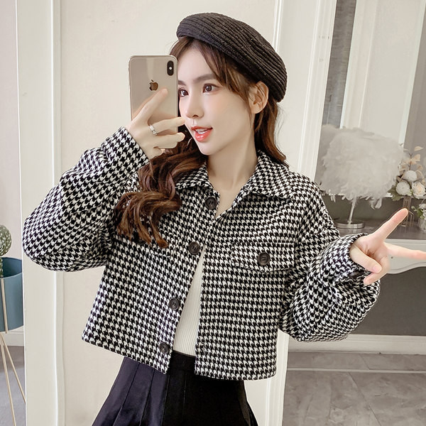 Alkalmi női rövid, gombos kabát