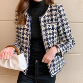 Elegáns női kabát U-alakú, gombos gallérral