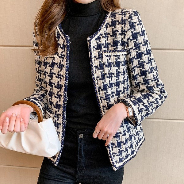 Elegáns női kabát U-alakú, gombos gallérral