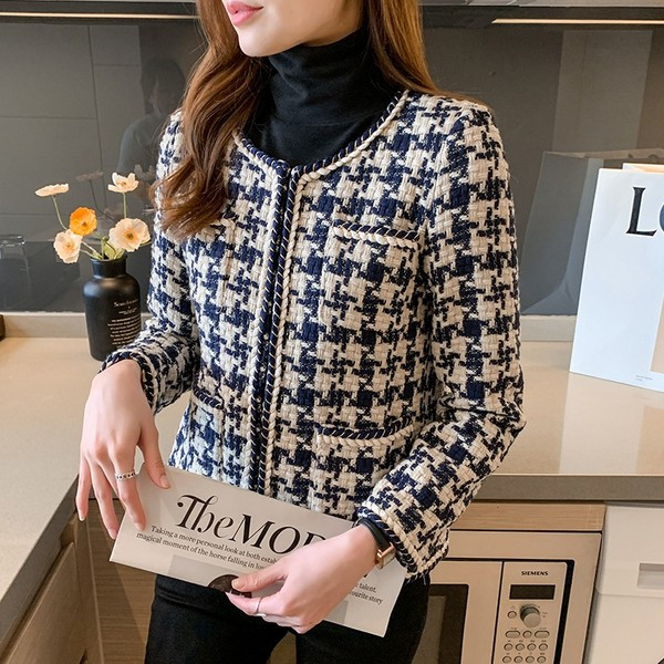 Elegáns női kabát U-alakú, gombos gallérral