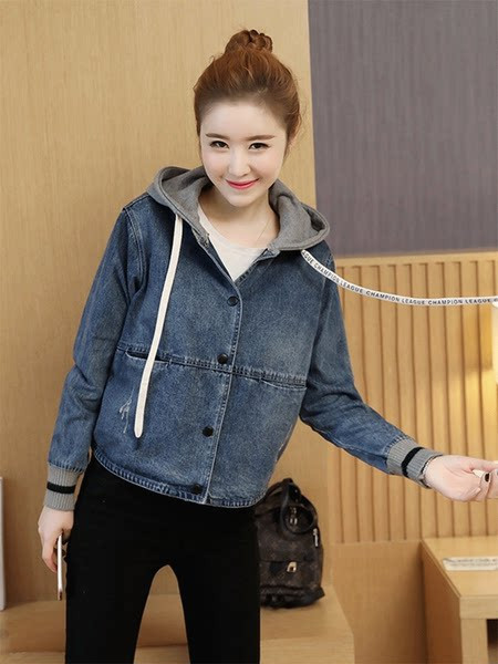 Női farmerdzseki kapucnival és nyakkendővel