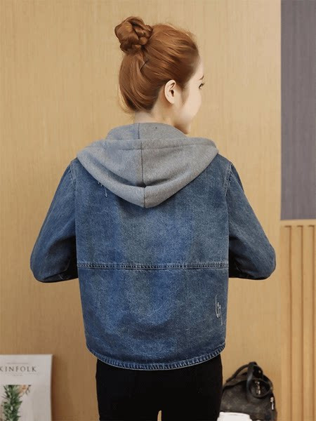 Női farmerdzseki kapucnival és nyakkendővel