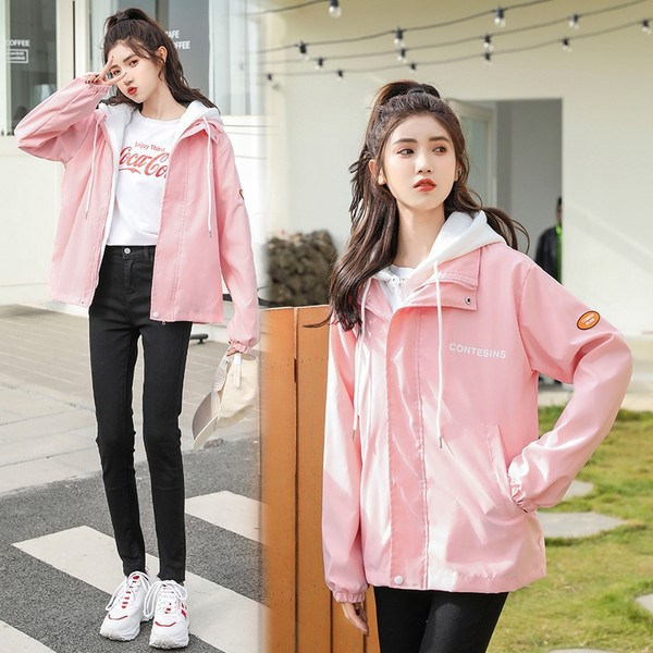 Őszi női kabát kapucnival és zsebbel