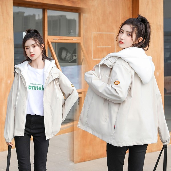 Őszi női kabát kapucnival és zsebbel