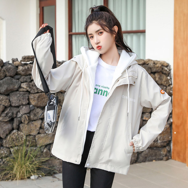 Őszi női kabát kapucnival és zsebbel