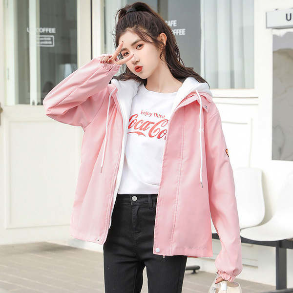 Őszi női kabát kapucnival és zsebbel