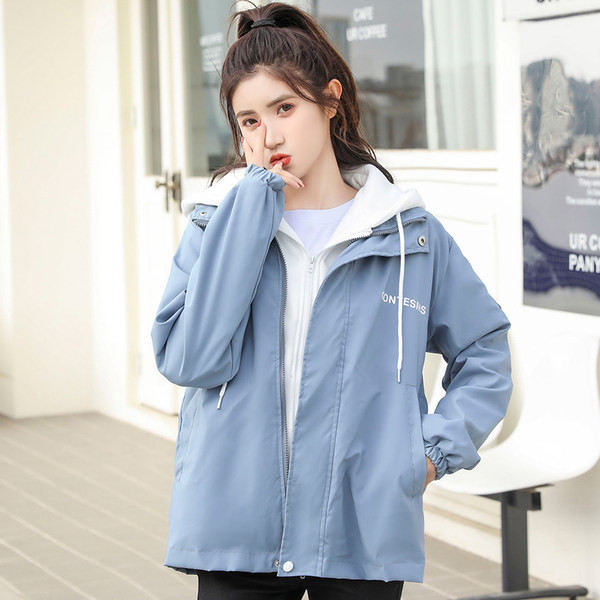 Őszi női kabát kapucnival és zsebbel