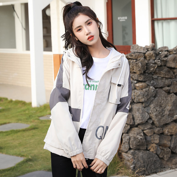 Őszi női kabát kapucnival és zsebbel