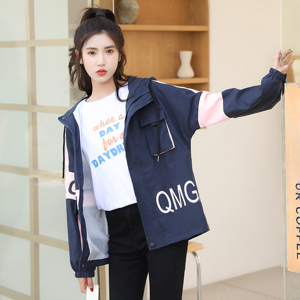 Őszi női kabát kapucnival és zsebbel