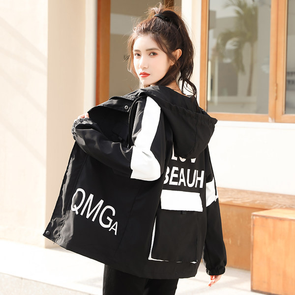 Őszi női kabát kapucnival és zsebbel