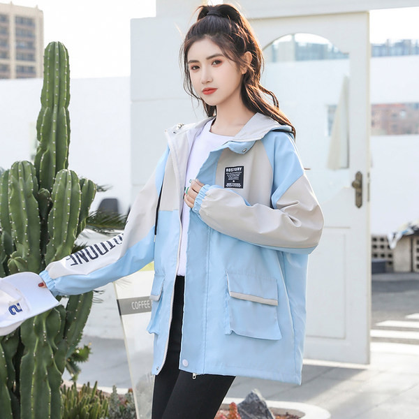 Őszi női kabát kapucnival és zsebbel