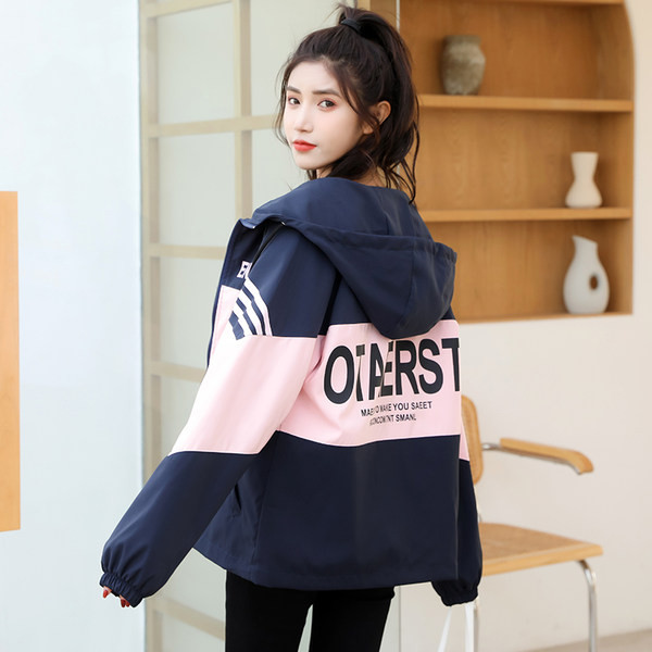 Őszi női kabát kapucnival és zsebbel