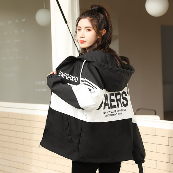 Őszi női kabát kapucnival és zsebbel