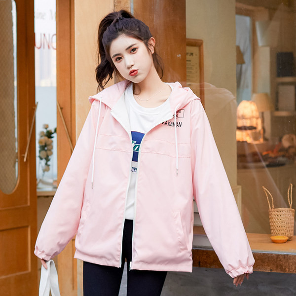 Őszi női kabát kapucnival és zsebbel