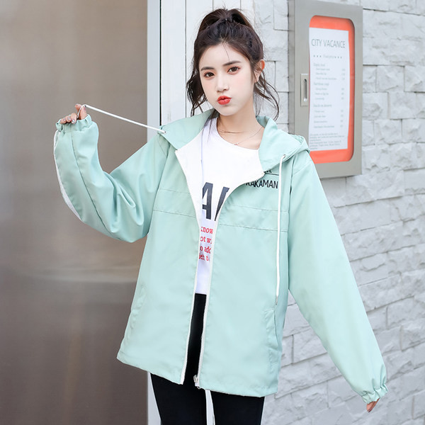 Őszi női kabát kapucnival és zsebbel