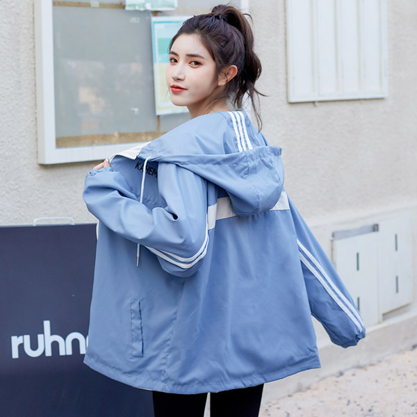 Őszi női kabát kapucnival és zsebbel