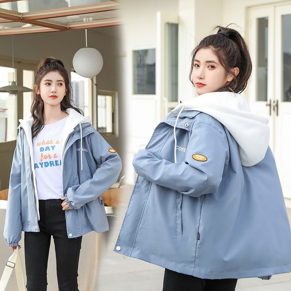 Őszi női kabát kapucnival és zsebbel