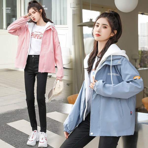 Őszi női kabát kapucnival és zsebbel