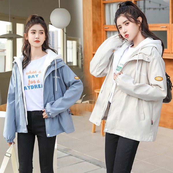 Őszi női kabát kapucnival és zsebbel