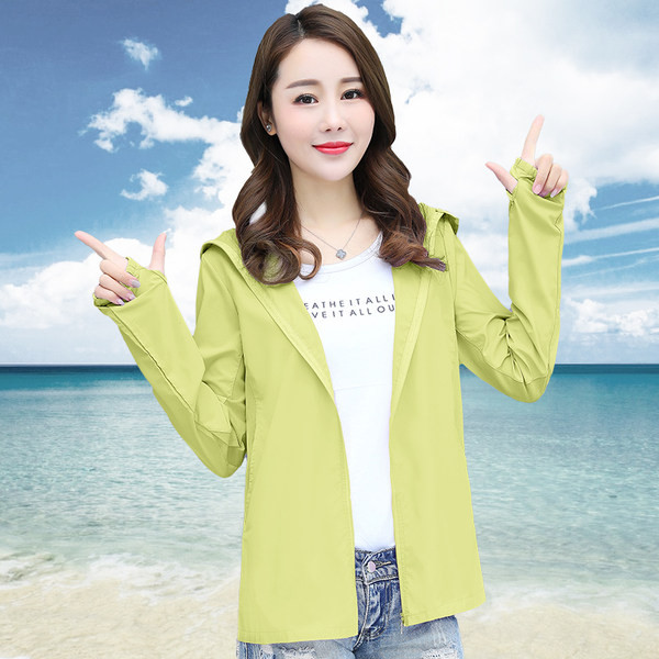 Női napvédő kabát magas kabáttal és nyitott kapucnival