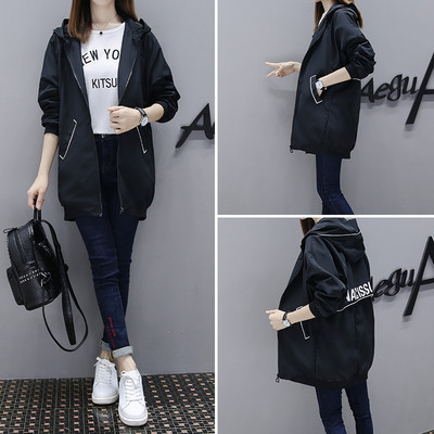 Kapuutsiga ja erinevat värvi taskuga naiste jope