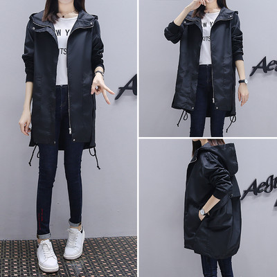 Kapuutsiga ja erinevat värvi taskuga naiste jope