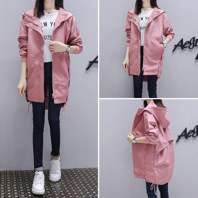 Kapuutsiga ja erinevat värvi taskuga naiste jope