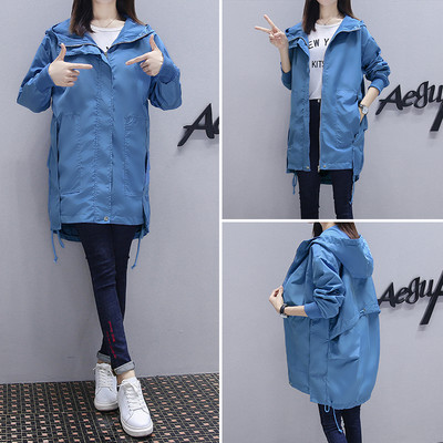 Kapuutsiga ja erinevat värvi taskuga naiste jope