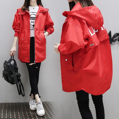 Kapuutsiga ja erinevat värvi taskuga naiste jope