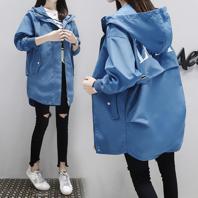 Kapuutsiga ja erinevat värvi taskuga naiste jope