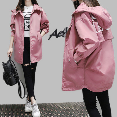 Kapuutsiga ja erinevat värvi taskuga naiste jope