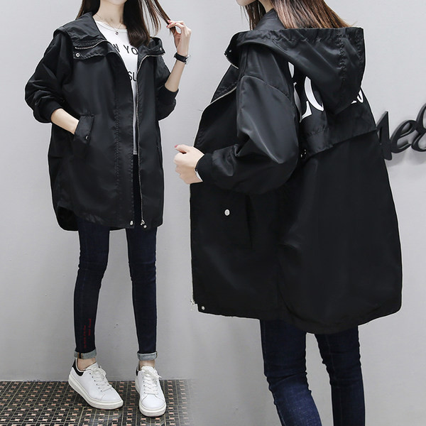 Kapuutsiga ja erinevat värvi taskuga naiste jope