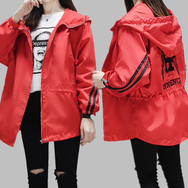 Kapuutsiga ja erinevat värvi taskuga naiste jope