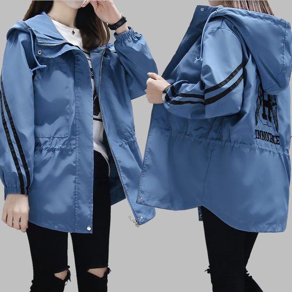 Kapuutsiga ja erinevat värvi taskuga naiste jope